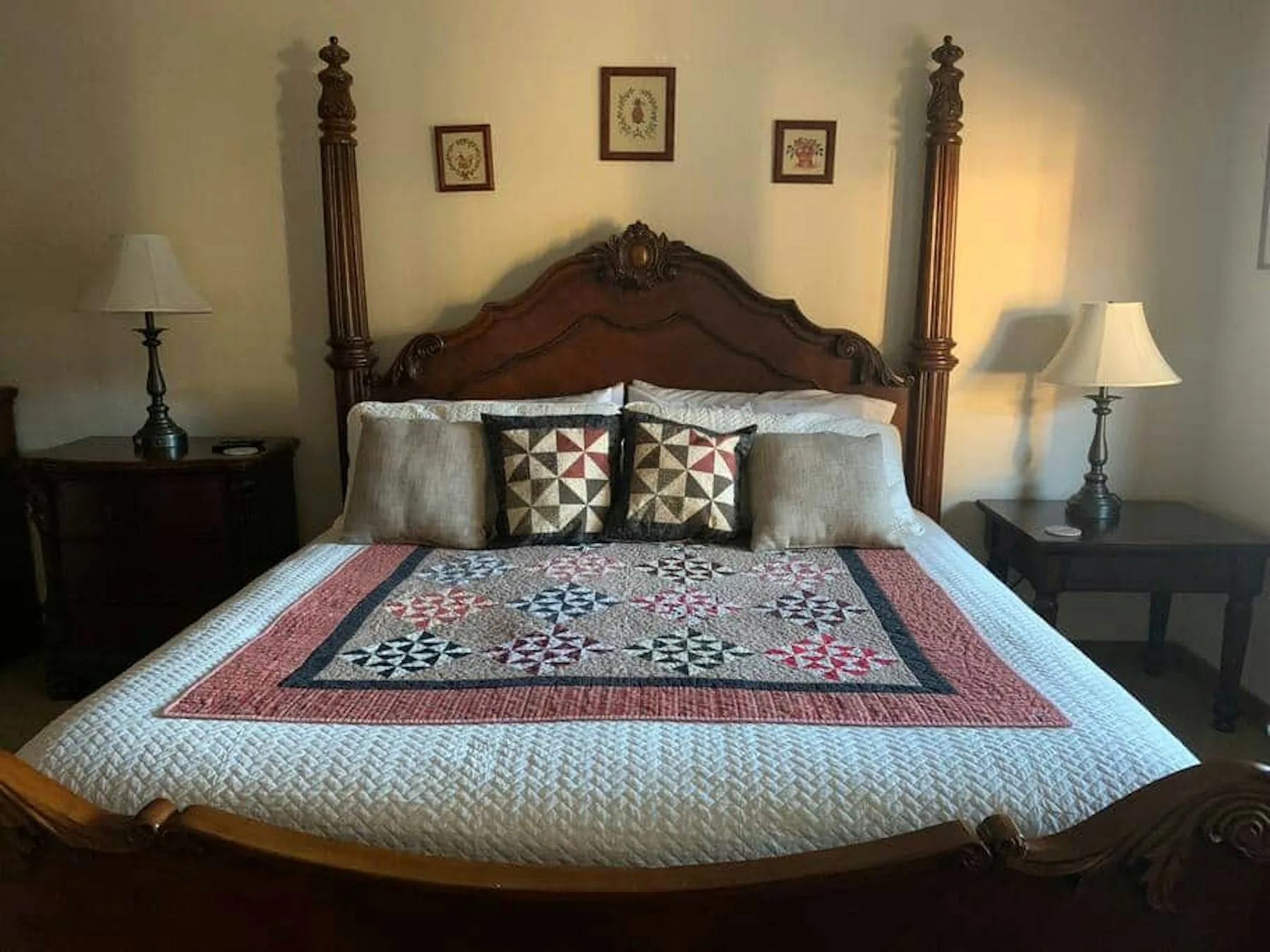 Oak ground-floor king suite
